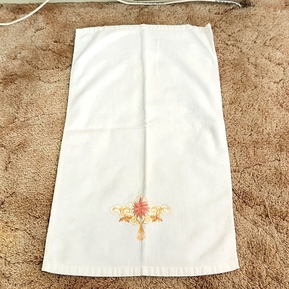 Vintage tea towel white with floral embroidered design - Picture 1 of 4